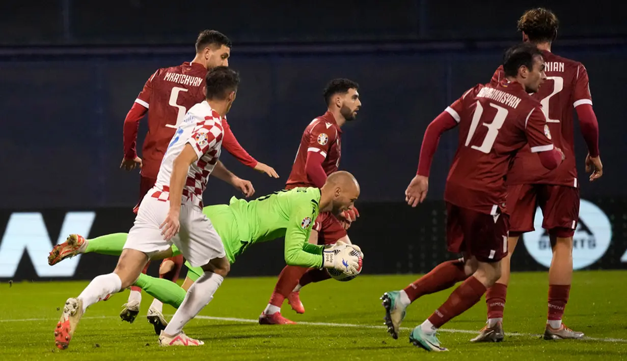 Kroasia mengurung pertahanan Armenia tanpa menciptakan peluang yang jelas hingga gol sundulan Budimir dua menit sebelum turun minum. (AP Photo/Darko Bandic)