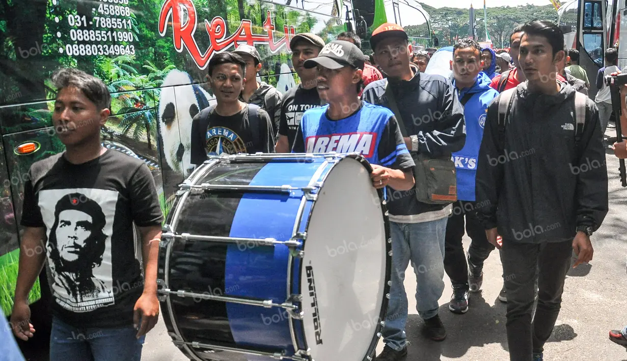 Ribuan Aremania bersemangat berangkat menuju Stadion Utama Gelora Bung Karno untuk mendukung Arema Cronus yang akan tampil di final Torabika Bhayangkara Cup 2016 melawan Persib Bandung, Sabtu (2/4/2016). (Bola.com/Iwan Setiawan)