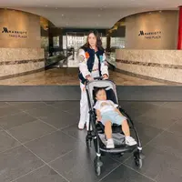 Penampilan Momo Geisha semakin memesona, bahkan saat dirinya sedang mengurus sang buah hati. Di sini, Momo tampil mengenakan tank top putih yang kemudian dilapisinya dengan biker jacket, dipadu dengan celana panjang putih, belt kecil cokelat, dan sneakers putih. Foto: Instagram.