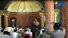 Layaknya seorang khatib, polisi Jembermemberikan ceramah berisi larangan pawai takbir keliling serta membunyikan petasan saat Lebaran nanti.