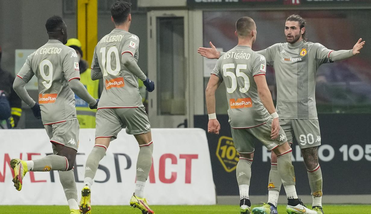 Genoa justru unggul 1-0 di menit ke-17. Tandukan Leo Oestigard mampu merobek gawang AC Milan yang dikawal Mike Maignan usai menerima umpan sepak pojok Manolo Portanova. (AP/Antonio Calanni)
