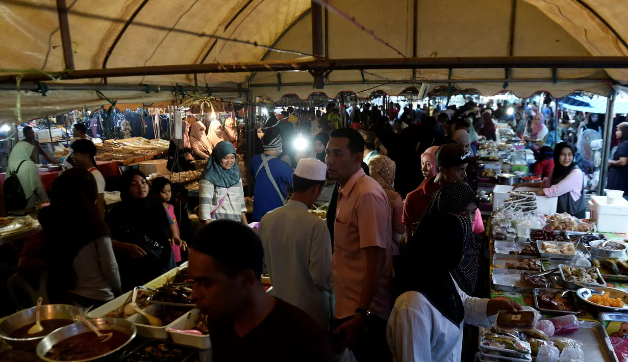 Warga muslim Thailand membeli makanan di pasar sebelum berbuka puasa selama bulan suci Ramadan di Narathiwat (7/5/2019). Umat muslim di seluruh dunia tengah menjalani puasa pada bulan ramadan. (AFP Photo/Madaree Tohlala)