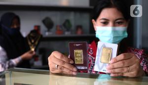 Petugas memperlihatkan emas batangan di Galeri 24 Pegadaian Kota Tangerang, Banten, Kamis (11/6/2020). Harga emas PT Aneka Tambang Tbk (Antam) pada hari ini naik Rp 12.000 menjadi Rp 893 ribu per gram dibanding sebelumnya. (Liputan6.com/Angga Yuniar)