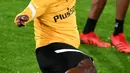 Gelandang Young Boys, Nicolas Moumi Ngamaleu mengambil bagian dalam sesi latihan di Estadio de la ceramica di Villarreal, Senin (1/11/2021). Young Boys  akan bertandnag ke markas Villarreal pada matchday 4 Grup F Liga Champions 2021/22, Rabu (3/11) WIB di Estadio de la Ceramica (JOSE JORDAN / AFP)