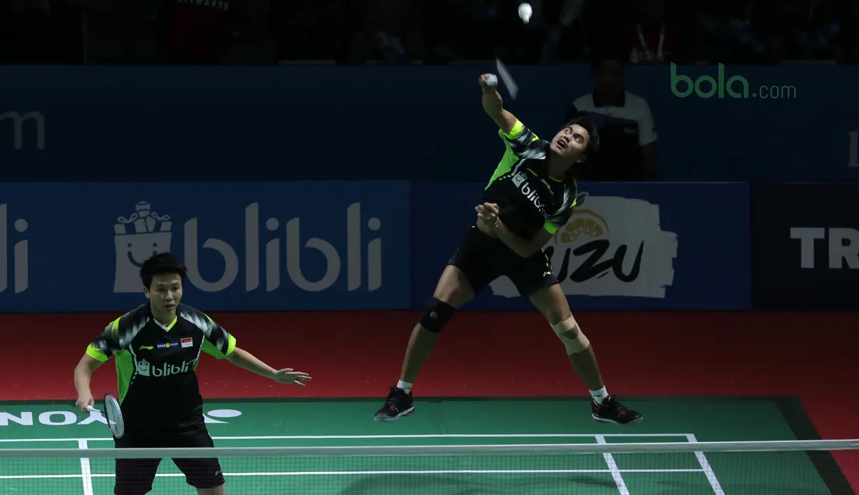 Aksi Tontowi Ahmad melakukan smash saat melawan pasangan Malaysia, Tan Kian/Lai Peng pada babak pertama Indonesia Open 2018 di Istora Senayan, Jakarta, (3/6/2018). Tontowi/Liliyana menang 21-11 21-14.  (Bola.com/Nick Hanoatubun)