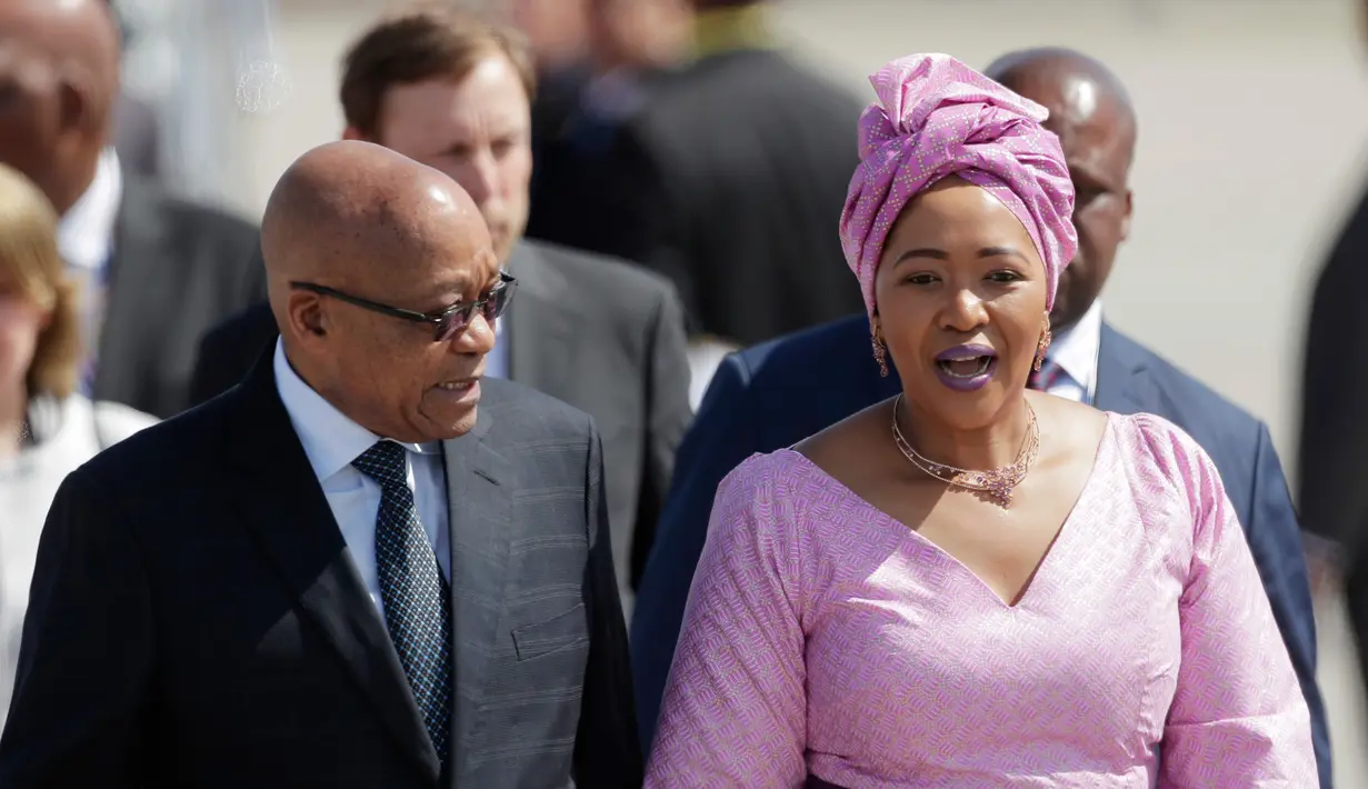 Presiden Afrika Selatan, Jacob Zuma bersama istrinya Thobeka Madiba Zuma tiba di Hamburg, Jerman, Kamis (6/7). Sejumlah kepala negara telah tiba di Hamburg jelang pembukaan KTT G20 pada 7-8 Juli 2017. (AP/Markus Schreiber)