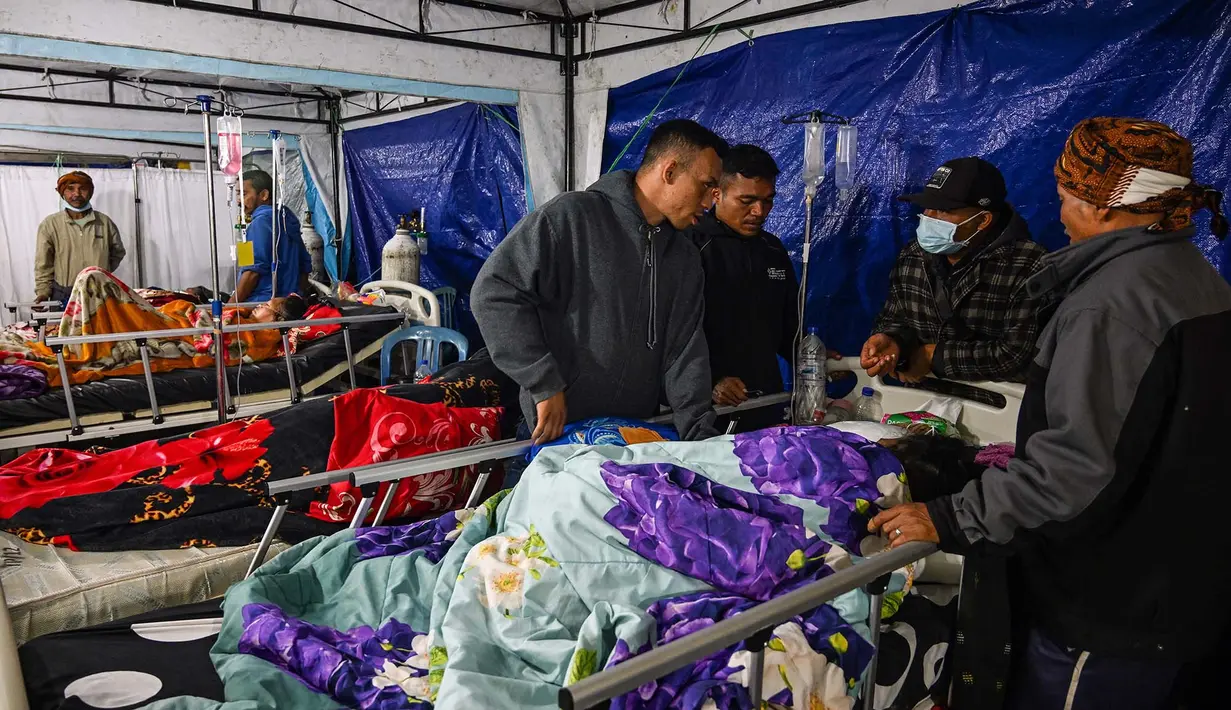 Para korban gempa bumi mendapatkan perawatan di tenda medis darurat di depan Rumah Sakit Ruteng di Ruteng, Manggarai, Nusa Tenggara Timur, Sabtu malam, 15 Agustus 2025. (AFP/ Juni Kriswanto)