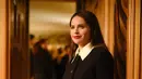 Felicity Jones, aktris Inggris yang dinominasikan sebagai Aktris Pendukung dalam film The Brutalist ini mengenakan jaket tweed hitam berkilau yang dihiasi kancing perhiasan, dipadukan dengan rok slit hitam dari tweed berkilau yang juga berhiaskan kancing perhiasan dari koleksi Spring-Summer 2025 Ready-to-Wear.  [Dok/CHANEL].
