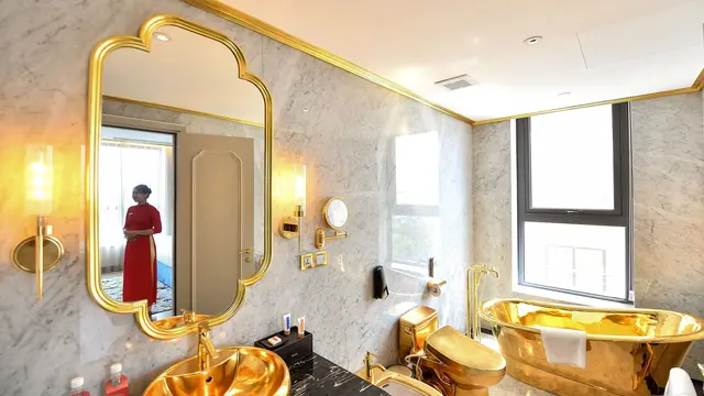 Potret Hotel Berlapiskan Emas 24 Karat di Vietnam, Super Mewah. (Sumber: MANAN VATSYAYANA/AFP)