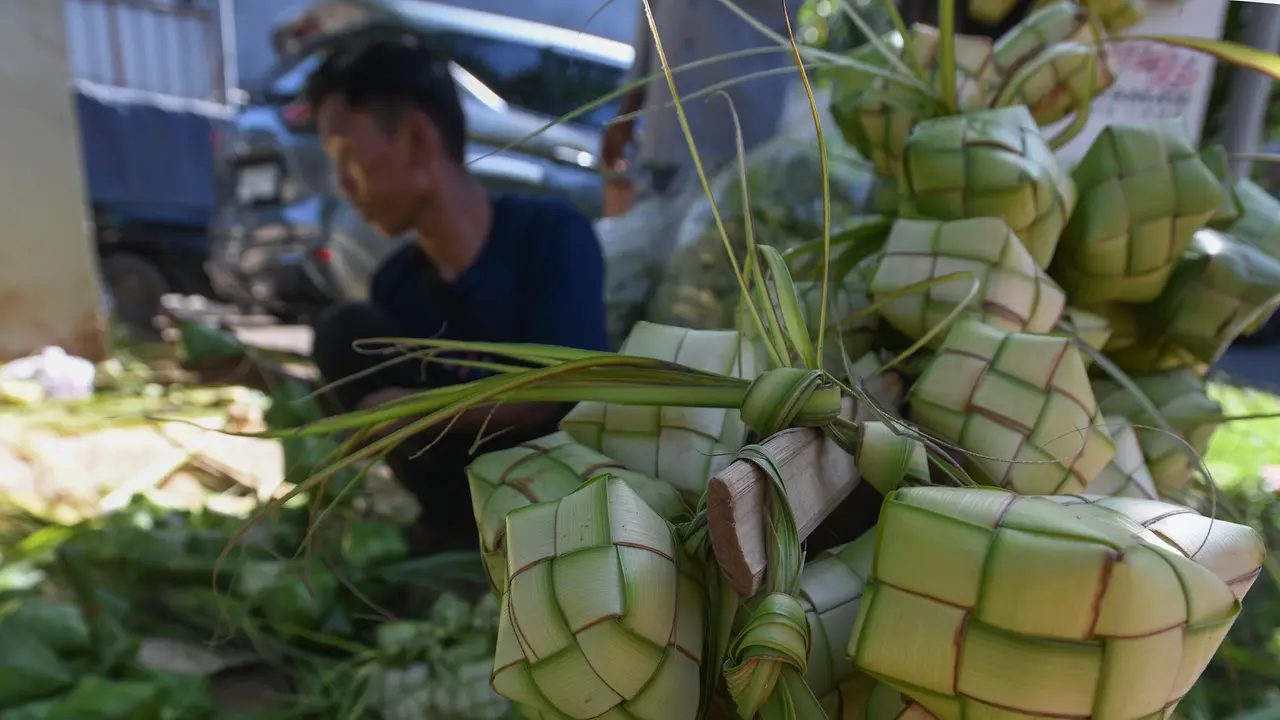 Menurun, Penjualan Kulit Ketupat di Pasar Pondok Labu Jakarta Menurun, Penjualan Kulit Ketupat Lebaran di Pasar Pondok Labu Jakarta