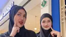 Namun, gaya hijab Tengku Dewi Putri yang bersanggul menuai sorotan khusus. Dalam beberapa unggahan, sanggul yang digunakan tampak menonjol di balik hijabnya. Penampilan tersebut memicu diskusi tentang hukum sanggul dalam Islam, terutama bagi wanita yang berhijab. (Liputan6.com/IG/@tengkudewiputri_tdp)