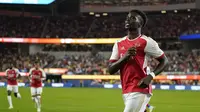 Gelandang Arsenal FC Bukayo Saka melakukan selebrasi setelah mencetak gol pada babak pertama pertandingan sepak bola Piala Champions melawan FC Barcelona, Rabu, 26 Juli 2023, di Inglewood, California (AP Photo/Ashley Landis)