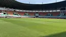 Seorang petugas melakukan perawatan rumput Stadion Pakansari, Cibinong, Kabupaten Bogor, Rabu (23/7/2026), menjelang bergulirnya Piala AFF 2026. Kondisi rumput yang hijau dan terawat menjadi bagian dari persiapan stadion untuk menjadi kandang Timnas Indonesia pada dua laga Grup A. (Bola.com/Muhammad Adi Yaksa)