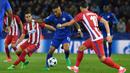 Bek Leicester, Danny Simpson, berusaha melewati pemain Atletico Madrid pada laga leg kedua Liga Champions di Stadion King Power, Inggris, Selasa (18/4/2017). Meski imbang 1-1, Atletico lolos ke semifinal dengan agregat 2-1. (AFP/Ben Stansall)