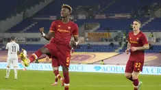Penyerang AS Roma, Tammy Abraham (kiri) berselebrasi usai mencetak gol ke gawang Lecce pada pertandingan 16 besar Coppa Italia di stadion Olimpiade Roma, Jumat (21/1/2022). AS Roma menang atas Lecce 3-1. (AP Photo/Alessandra Tarantino)