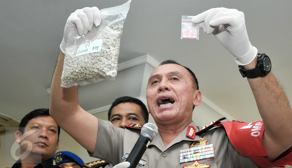 Kapolda Metro Jaya Irjen Pol M Iriawan memperlihatkan barang bukti saat merilis pengungkapan sejumlah kasus peredaran narkoba, 15 Desember 2016 hingga 9 Januari 2017, di Polda Metro Jaya, Jakarta, Rabu (11/1). (Liputan6.com/Yoppy Renato)