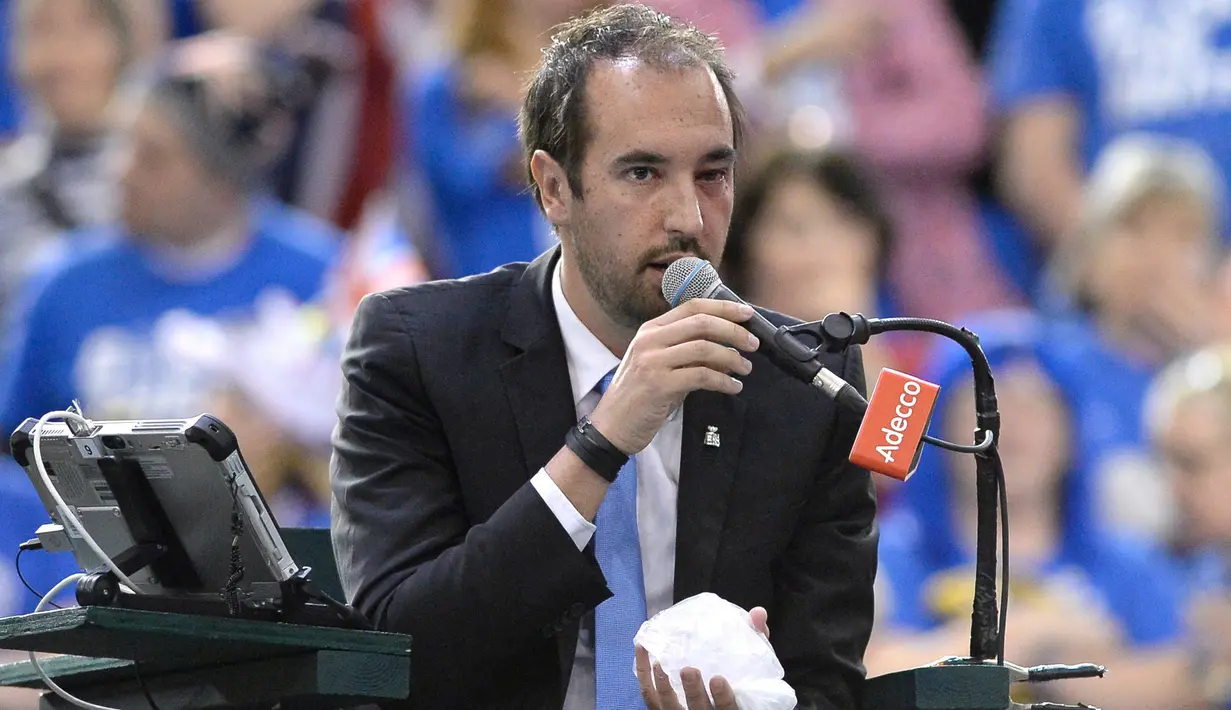 Wasit asal Prancis, Arnaud Gabas memegang kompres setelah wajahnya terkena bola saat petenis Kanada Denis Shapovalov melawan Kyle Edmund dari Inggris pada putaran pertama Piala Davis di Ottawa, Kanada, Minggu (5/2). (Justin Tang/The Canadian Press via AP)