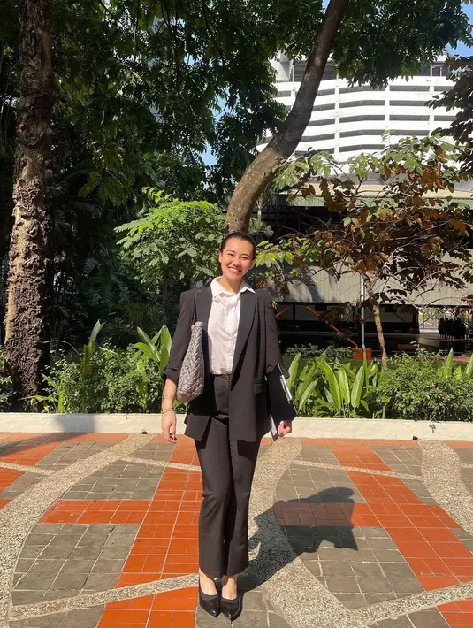 Potret Aaliyah Massaid jalani sidang kuliah. Layaknya anak kuliahan yang menjalani sidang, Aaliyah mengenakan padu padan blazer hitam dengan kemeja putih polos. [Foto: Instagram/aaliyah.massaid]