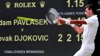 Aksi petenis Serbia, Novak Djokovic, pada pertandingan melawan Adam Pavlasek di babak kedua Wimbledon 2017, Kamis (6/7/2017). ( EPA/NIC BOTHMA)