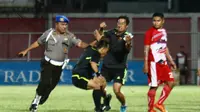 Ofisial Laga FC hendak memukul wasit Husen yang dianggap merugikan karena tak memberi hadiah penalti pada laga melawan PSBK di Stadion Soeprijadi Kota Blitar, Sabtu (30/7/2016). (Bola.com/Robby Firly)