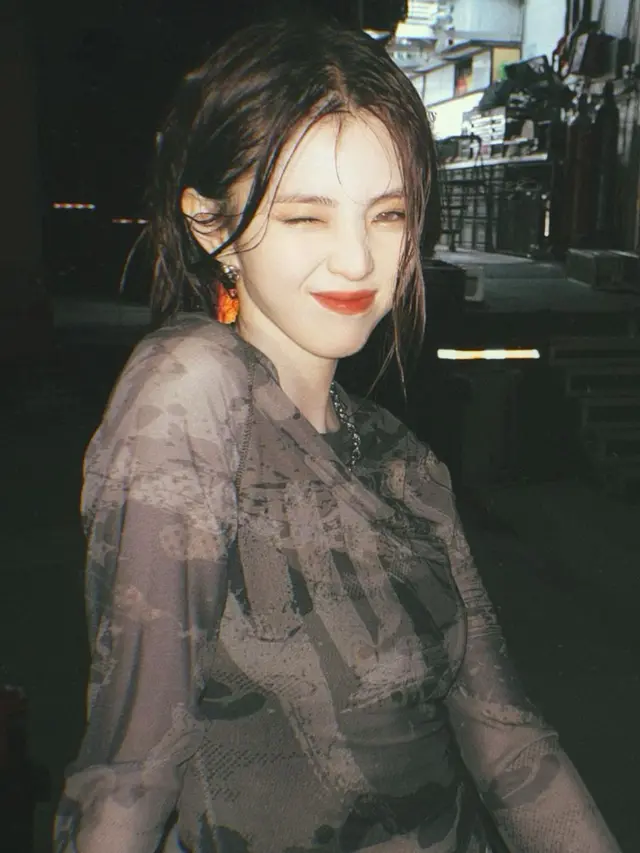 Han So Hee di balik layar MV SEVEN Jungkook. (Foto: Instagramxeesoxee)