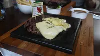 Steak dengan paduan lelehan keju