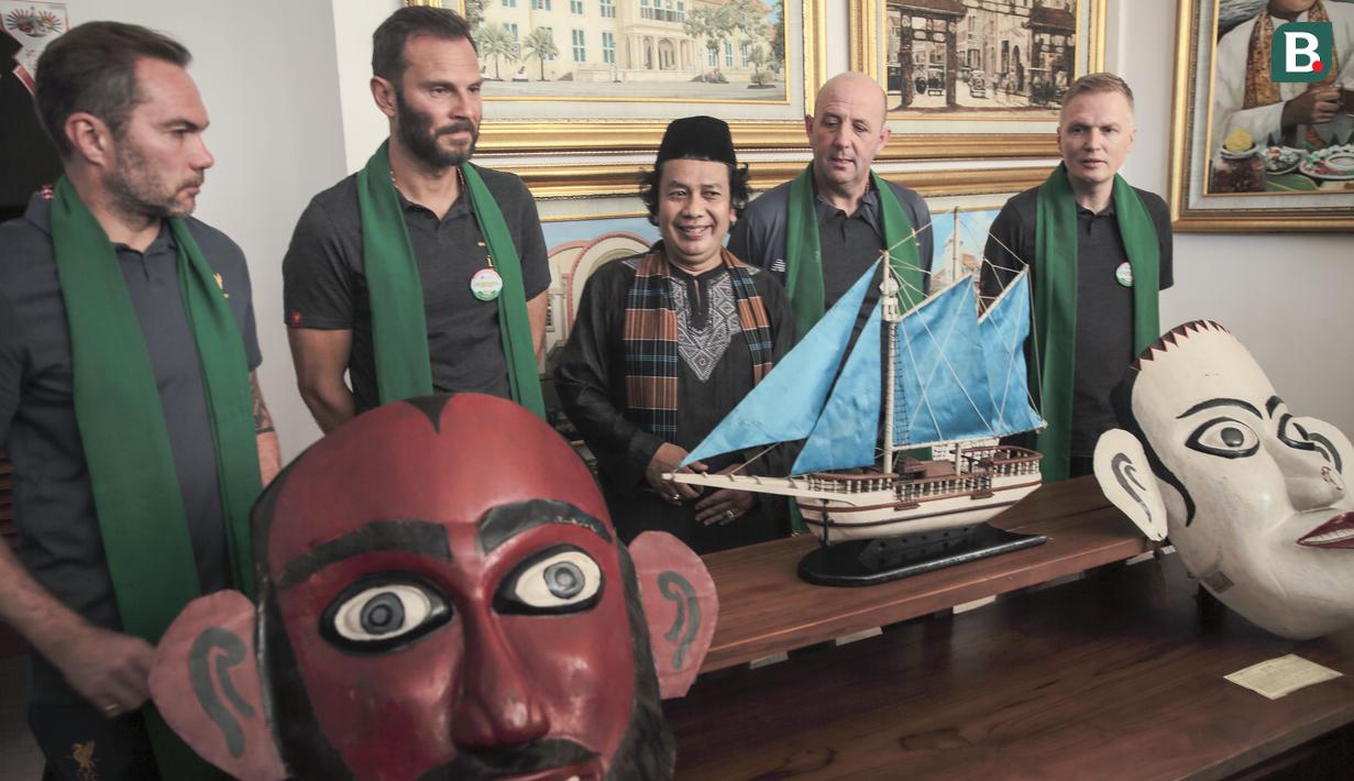 Legenda Liverpool Disambut Budaya Betawi di Setu Babakan.