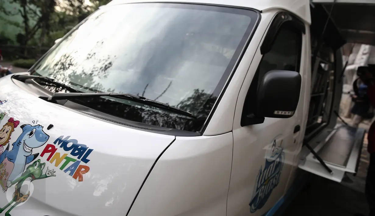 Mobil Pintar Ancol yang menyediakan berbagai buku bacaan di Ancol, Jakarta, Rabu (15/6). Mobil Pintar Ancol ini bertujuan untuk meningkatkan minat baca di kalangan anak-anak. (Liputan6.com/Faizal Fanani)