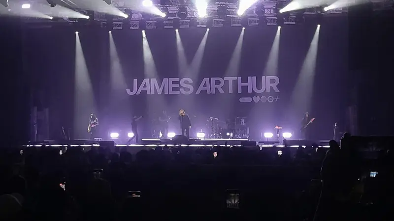 James Arthur Tutup Konser Perdana di Jakarta dengan Lagu Say You Won't Let Go, Ajak Penonton Bernyanyi Bersama