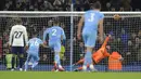 Saat laga memasuki menit kedua injury time, Man City mendapat hadiah penalti usai bek Tottenham Hotspur, Cristian Romero dianggap handball di dalam kotak penalti. Eksekusi yang diambil Riyad Mahrez berjalan mulus dan mengubah skor menjadi 2-2. (AP/Jon Super)