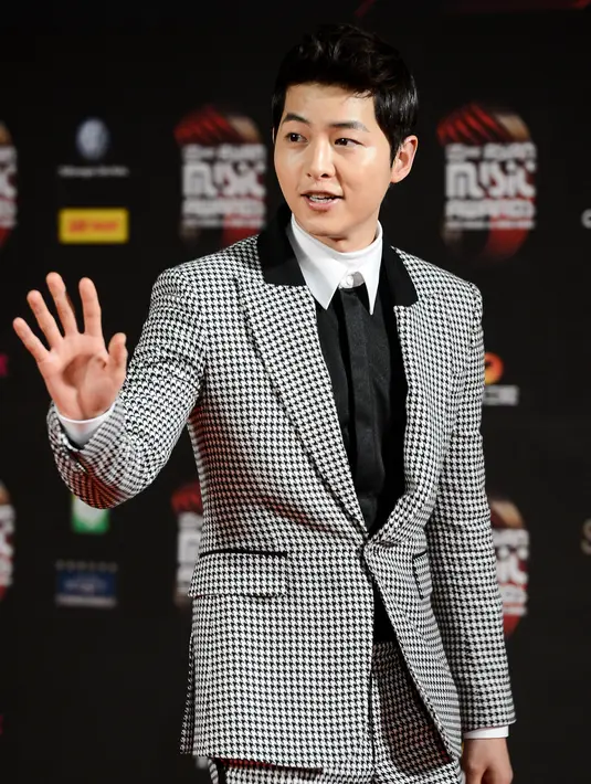 Sudah lama tersiar kabar, Song Joong Ki dan Park Bo Gum memang sangat dekat, mengingat keduanya berasal dari agensi yang sama. (AFP/Bintang.com)