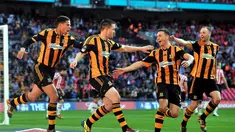 Para pemain Hull City merayakan kemenangan mereka atas Sheffield United 5-3 pada laga semifinal Piala FA di Stadion Wembley, London, (13/4/2014). (AFP   PHOTO/Glyn Kirk) 