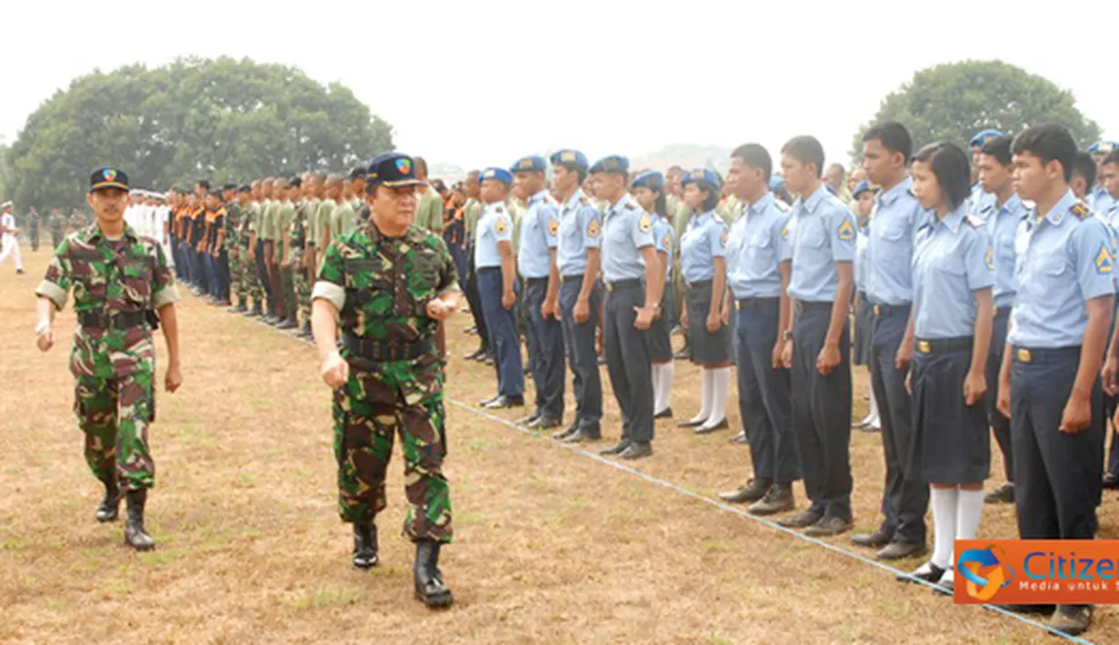 Danlanud Suryadarma, Dumex Dharma membuka pelaksanaan Latihan " base camp " bagi siswa- siswa Sekolah Menengah Kejuruan (SMK) se-Subang dalam suatu upacara di Lapangan Sepak Bola Garuda, Lanud Suryadarma, Kalijati, Rabu (14/9).