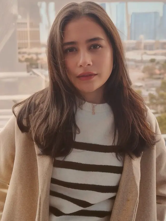 Ide Baju Lebaran dan Inspirasi Makeup Ala Prilly Latuconsina (Instagram/@prillylatuconsina96)