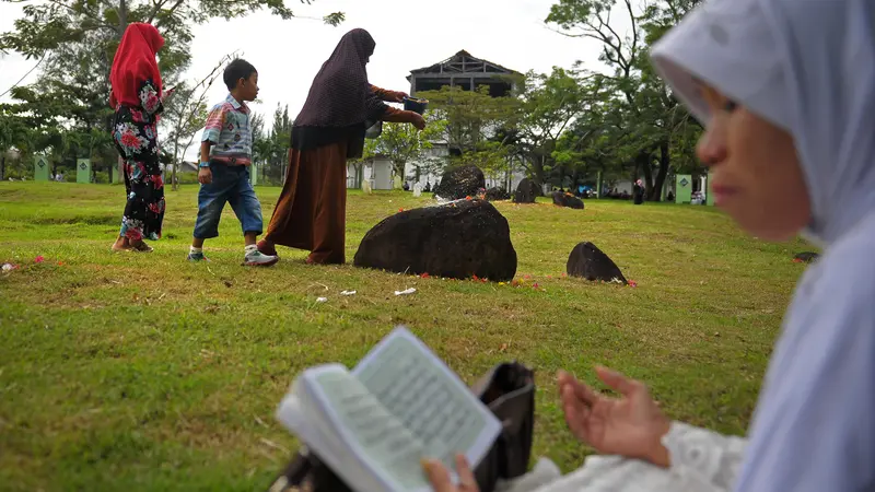 20161226-Peziarah Penuhi Makam Korban Tsunami Aceh-Indonesia