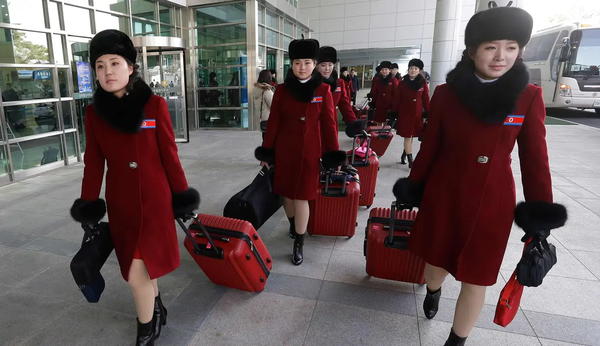 Tim pemandu sorak Korea Utara tiba kantor transit Korea di dekat Zona Demiliterisasi di Paju, Korea Selatan, (7/2). Rombongan tim sorak Korut ini akan tampil di Olimpiade Musim Dingin Pyeongchang 2018. (AP Photo/Ahn Young-joon. Pool)
