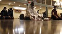 Umat Muslim melaksanakan sholat tarawih dengan menerapkan jarak sosial pada malam pertama bulan suci Ramadhan di Pusat Komunitas Muslim Chicago, Senin (13/4/2021). (AP Photo/Shafkat Anowar)