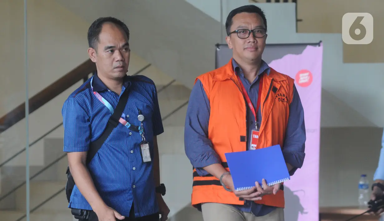 Mantan Menteri Pemuda dan Olahraga Imam Nahrawi (kanan) bersiap menjalani pemeriksaan lanjutan di Gedung KPK, Jakarta, Kamis (21/12/2019). Imam Nahrawi diperiksa sebagai tersangka dalam kasus dugaan suap dana hibah dari pemerintah terhadap KONI melalui Kemenpora. (merdeka.com/Dwi Narwoko)