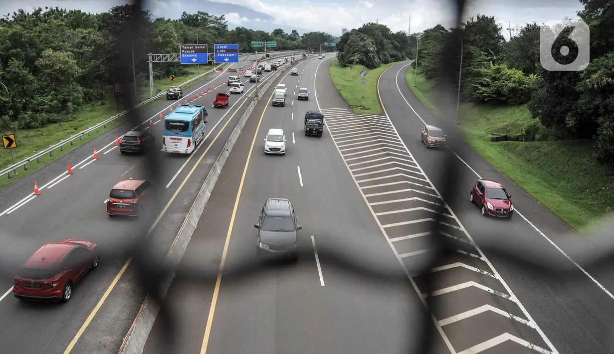 Arus kendaraan arah Jakarta saat melintas di Tol Jagorawi, Bogor, Jawa Barat, Minggu (2/1/2022). PT Jasa Marga (persero) Tbk. mencatat lebih dari 137 ribu kendaraan kembali ke Jakarta melalui jalan tol pada puncak arus balik libur Tahun Baru 2022. (merdeka.com/Iqbal S. Nugroho)