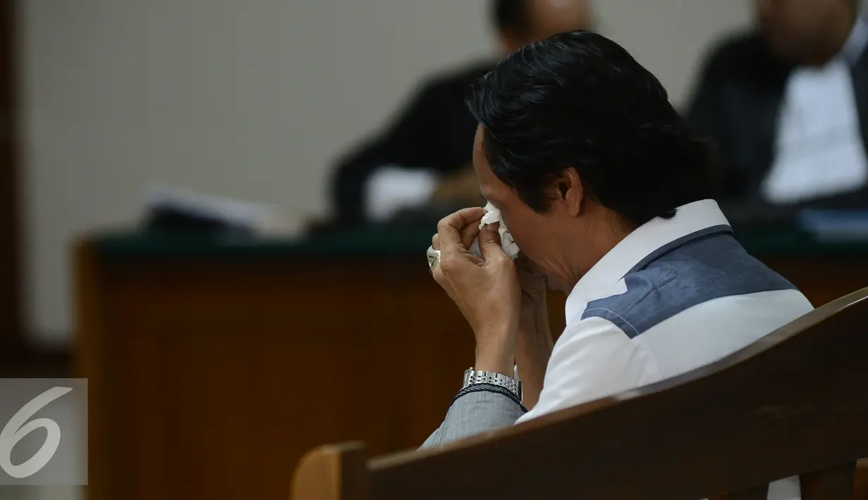 Terdakwa tindak pidana korupsi pengadaan program di LPP TVRI, Mandra Naih menangis saat sidang di Pengadilan Tipikor, Jakarta, Senin (31/8/15). Sidang ini beragendakan pembacaan eksepsi atau nota keberatan dari terdakwa. (Liputan6.com/Herman Zakharia)