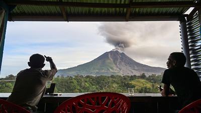 Status Siaga Usai Gunung Sinabung Erupsi, BNPB Imbau Warga Karo Mengungsi