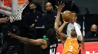 Point guard Phoenix Suns Chris Paul (no 3) melesakkan bola saat melawan Clippers di play-off NBA (AFP)