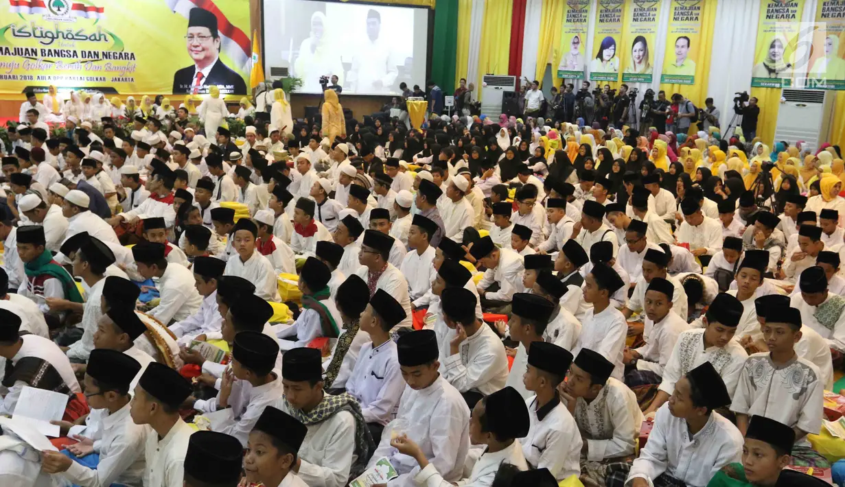 Partai Golkar menggelar Istigasah dengan tema 'Untuk Kemajuan Bangsa dan Negara' di Kantor DPP Partai Golkar, Jakarta, Rabu (28/2). Acara dihadiri oleh Ketum Partai Golkar Airlangga Hartarto serta Ketum PBNU, Said Aqil Siradj. (Liputan6.com/Angga Yuniar)