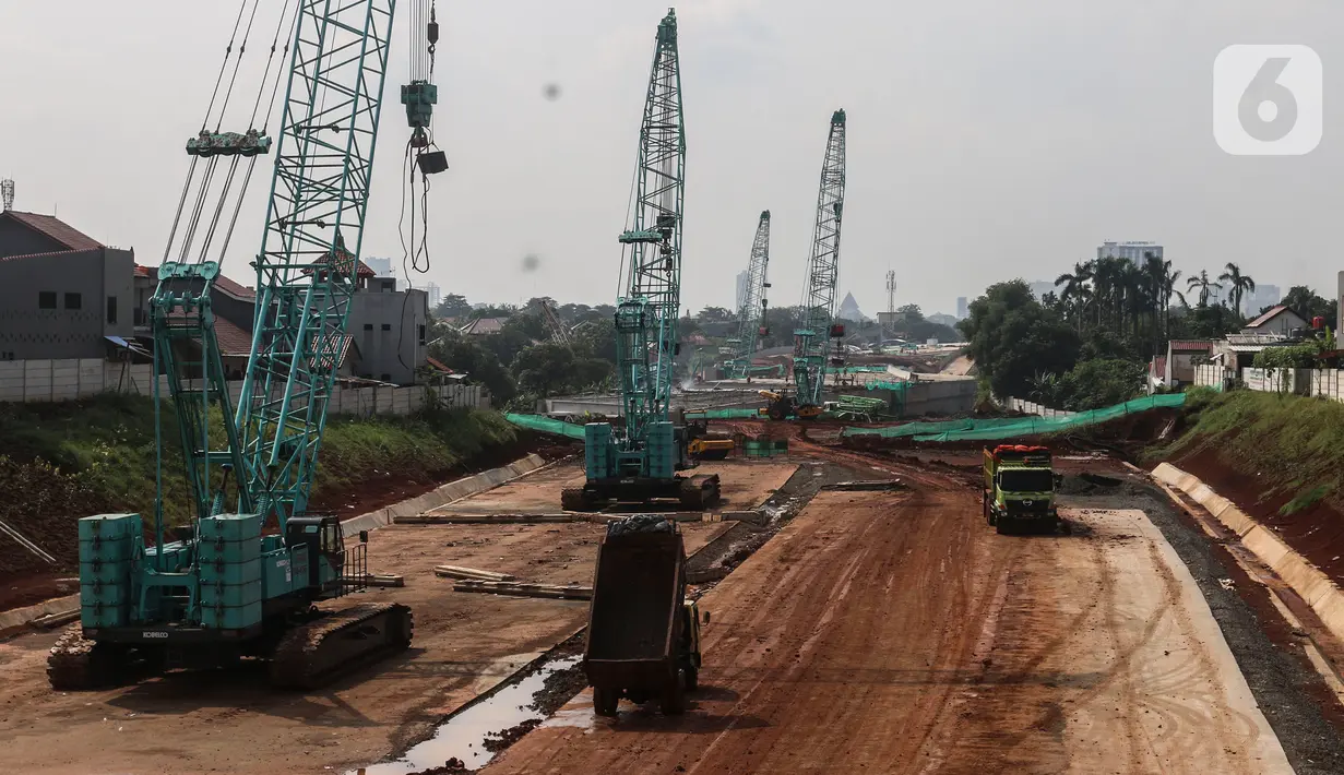 Aktivitas di proyek pembangunan jalan tol Cinere-Jagorawi (Cijago) Seksi III, Kawasan Depok, Jakarta, Jumat (29/7/2022). Proyek strategis Nasional (PSN) Jalan Tol Cijago Seksi III ini merupakan tahapan terakhir yang menghubungkan kawasan Kukusan - Simpang Krukut yang tersambung dengan Jalan Tol Depok - Antasari (Desari) dan Simpang Krukut - cinere yang tersambung dengan Tol Serpong - Cinere dan ditargetkan selesai pada Oktober 2022 mendatang. (Liputan6.com/Johan Tallo)