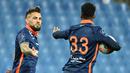 Striker Montpellier, Sepe Elye Wahi (kanan) melakukan selebrasi usai mencetak gol pertama timnya ke gawang AS Monaco dalam laga lanjutan Liga Prancis 2020/21 pekan ke-20 di Mosson Stadium, Montpellier, Jumat (15/1/2021). Montpellier kalah 2-3 dari AS Monaco. (AFP/Pascal Guyot)