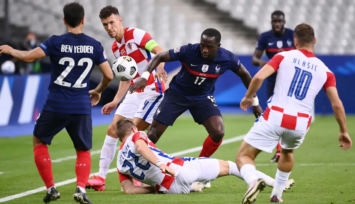 Gelandang Prancis, Moussa Sissoko, berebut bola dengan pemain Kroasia pada laga UEFA Nations League di Stade de France, Prancis, Rabu (9/9/2020) dini hari WIB. Prancis menang 4-2 atas Kroasia. (AFP/Franck Fife)
