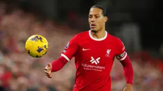 Pemain Liverpool Virgil van Dijk merebut bola saat melawan Manchester United pada pertandingan sepak bola Liga Inggris di Stadion Anfield, Liverpool, Inggris, Minggu (17/12/2023). (AP Photo/Jon Super)