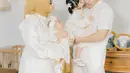 Aurel Hermansyah dan Atta Halilintar pilih nuansa putih sebagai seragam keluarga. Aurel kenakan dress putih dengan bordir cokelat emas dan hijab cokelat. [@aurel.hermansyah]