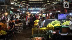 Suasana Pasar Induk Kramat Jati, Jakarta, Kamis (29/12/2022). Badan Usaha Milik Daerah (BUMD) Provinsi DKI Jakarta, Perumda Pasar Jaya, memfokuskan kegiatan revitalisasi pada tahun 2023. (Liputan6.com/Faizal Fanani)