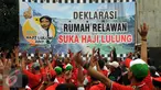 Relawan bersorak saat deklarasi Rumah Relawan Suka Haji Lulung di Jakarta, Rabu (30/3/2016). Deklarasi terkait majunya Abraham "Lulung" Lunggana sebagai bakal calon Gubernur DKI Jakarta pada Pilkada 2017. (Liputan6.com/Helmi Fithriansyah)